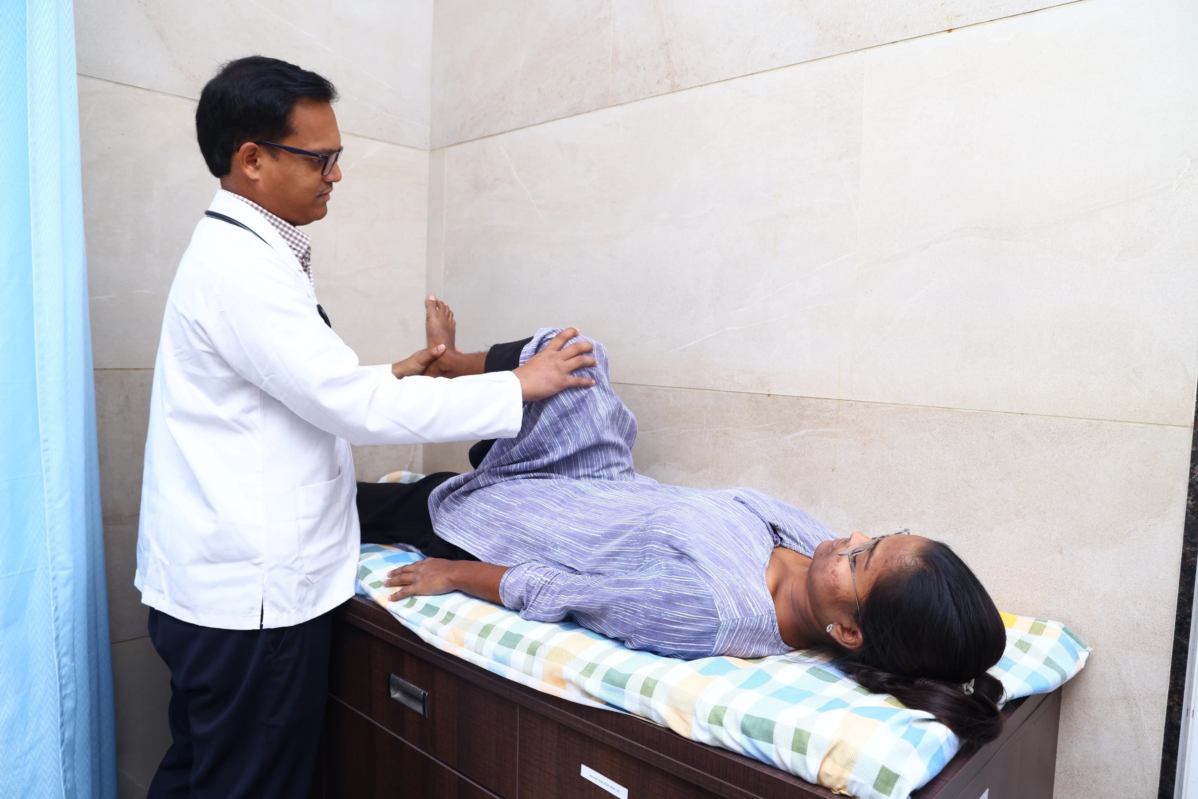 Orthopaedic doctor in Visakhapatnam consulting patient for fracture treatment